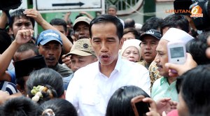 Gubernur Jakarta Joko Widodo di tengah masyarakat