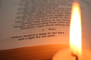 Ayat Alkitab Mazmur 119 ayat 105 Firman-MU pelita bagi kakiku