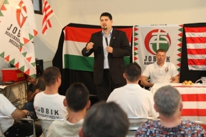 Csanad Szegedi di depan anggota partai Jobbik