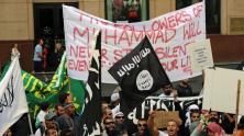Orang-orang Muslim demontrasi menbawa bendera Jihad Islam