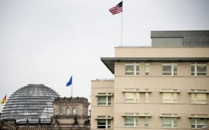 Gedung Kedutaan Besar AS dengan Parlement German; foto by AFP