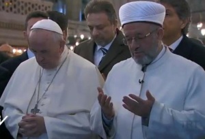 Paus Francis dan Grant Mufti Islam sembayang di Mejid Sultan Ahmed menghadap Mekka