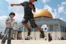 Bermain sepak bola di depan Mesjid Al-Aqsa Israel