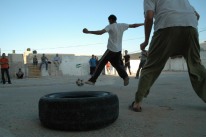 Orang Palestina bermain sepak bola di West Bank