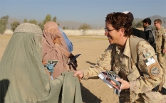 Tentara Wanita NATO menyapa wanita Afganistan